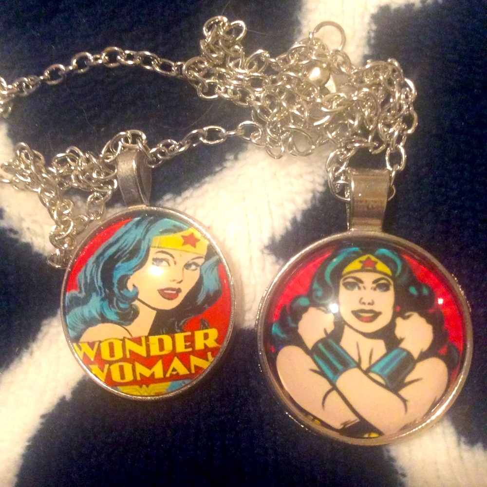 Set of 2 Wonder woman necklaces no flaws